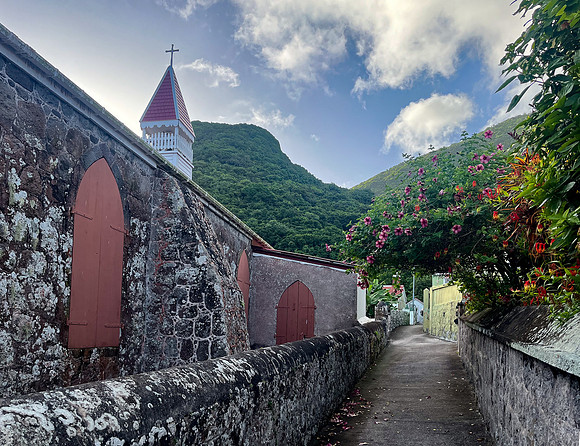 church_flowers_Saba